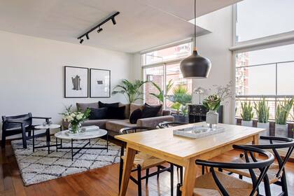 Completan el sector del living un sillón de cuero (Editor Market), una alfombra traída de un viaje y una láminas compradas por internet (Desenio) y luego enmarcadas