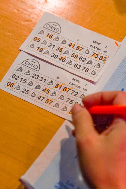 Completar el bingo de los jueves habilita, entre otros premios, a tragos gratis.