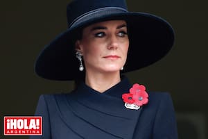 Completó su estilismo con maxipamela de Philip Treacy, abrigo de Catherine Walker y pendientes de perlas y diamantes que pertenecieron a su suegra, Diana.