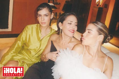 Cómplices y felices, Michelle posa junto a su mamá Stephanie Salas y su hermana, la actriz Camila Valero.