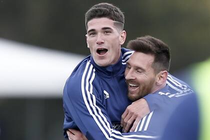 Complicidad, abrazos, y bromas entre el atrevido De Paul y el capitán Messi; ¿cuántos partidos jugaron juntos? Todavía ninguno