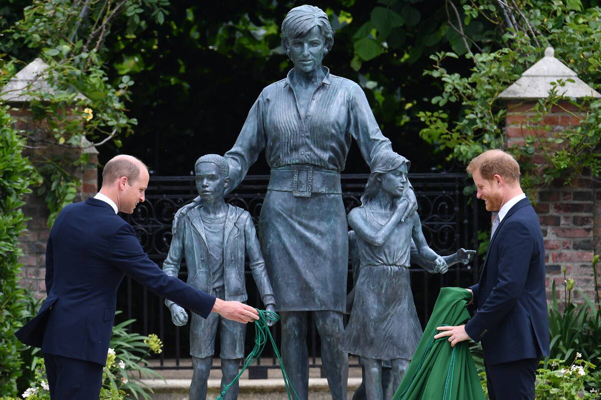 Complicidad y risas: la inesperada reacción de los hijos de Lady Di al descubrir la estatua al mundo