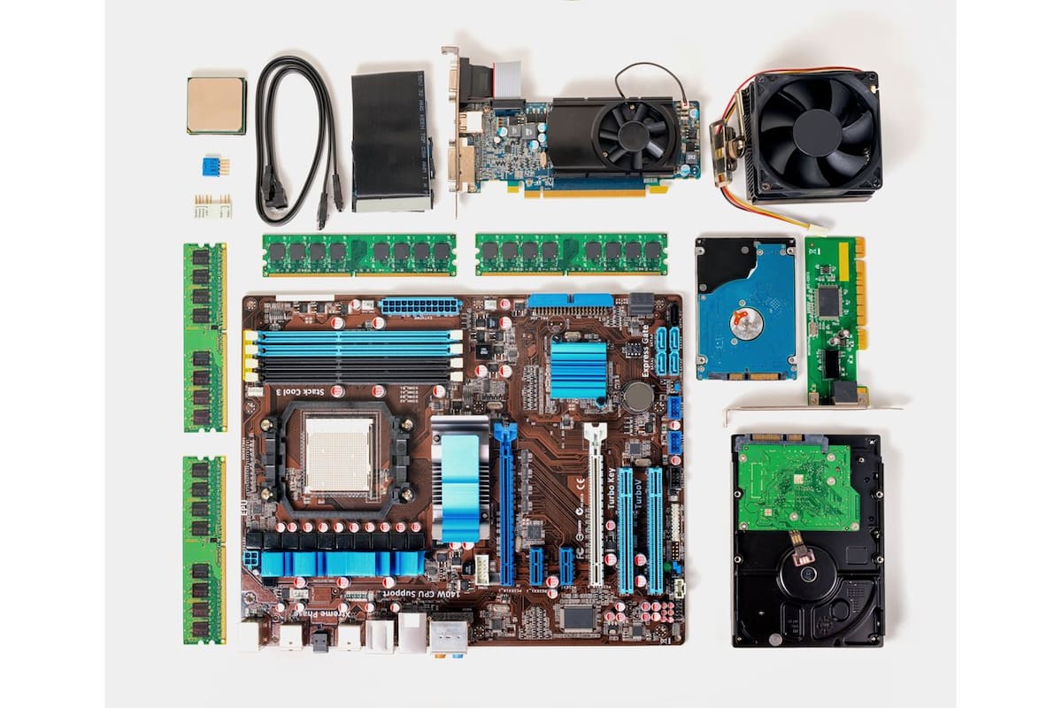 Componentes de una computadora personal; ninguno puede repararse individualmente, pero el concepto es modular y cada parte se cambia rápida y fácilmente