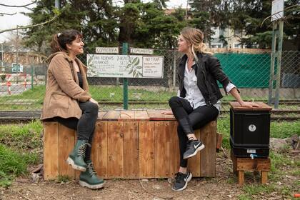 Emilia Vaca e Inés Costa son amigas y crearon Rama Somos, un emprendimiento de composteras prácticas para tener en balcones de departamentos (a la derecha); con parte del dinero recaudado armaron una comunitaria en Acassuso