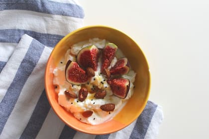 Compota de plátano, higo y yogur.