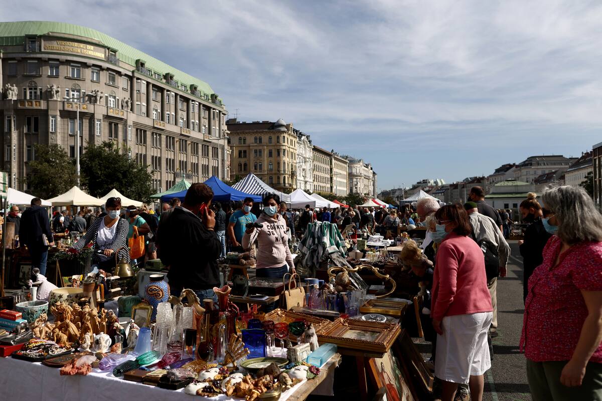 Compradores con mascarillas protectoras pasean por el mercado de pulgas de Naschmarkt mientras continúa el brote de la enfermedad mundial del coronavirus (COVID-19) en Viena, Austria,