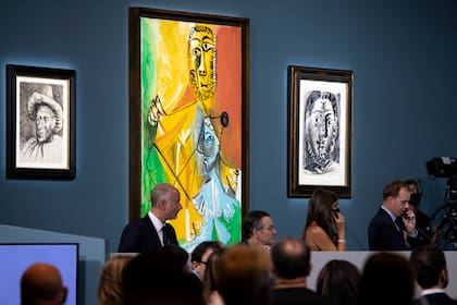 Compradores y asistentes se mezclan durante una subasta de obras maestras de Pablo Picasso en el hotel y casino Bellagio de Las Vegas. Sotheby's y MGM Resorts Fine Art Collection organizaron la subasta, que recaudó $ 109 millones de once piezas