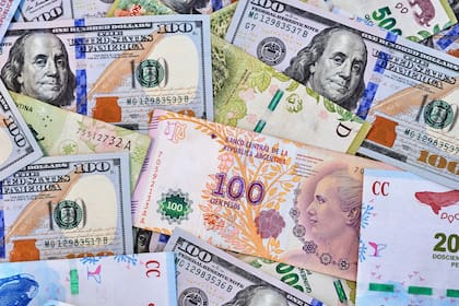 Comprar dólares con pesos a través del banco puede realizarse mes a mes con un cupo de US$200