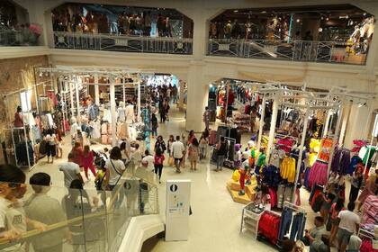 ¿Comprar o ir al Prado? La experiencia de quedar atrapado por las rebajas madrileñas.