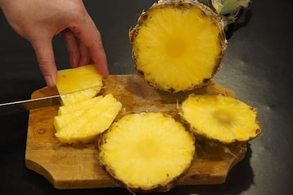 Comprar piña congelada evita el esfuerzo de cortarla y mantiene intactos sus nutrientes