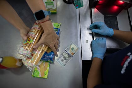 Compras con dólares en un supermercado de Caracas ( AP Photo/Ariana Cubillos)
