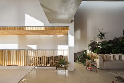 “Compré piso de madera para toda la casa y lo maquiné. Pero me di cuenta de que no podía poner madera en el encuentro con la piedra. Por eso elegí el microcemento alisado”, dice. El piso se reconvirtió, por ejemplo, en esta baranda de escalera.