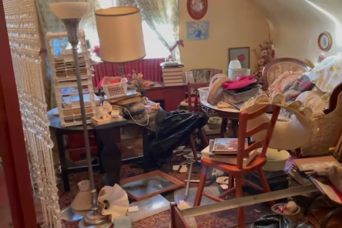 Compró la casa de una acumuladora y encontró objetos impensados