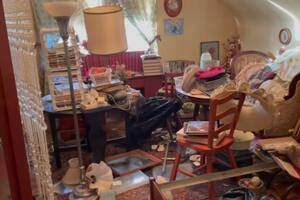 Compró la casa de una acumuladora y encontró objetos impensados