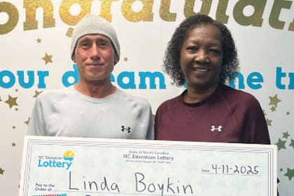 Compró un boleto de lotería luego de un mal día en el trabajo y ganó el premio mayor