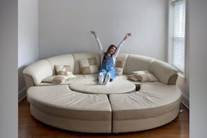 Compró un sillón usado, lo mostró en TikTok y la advertencia de un usuario la sorprendió