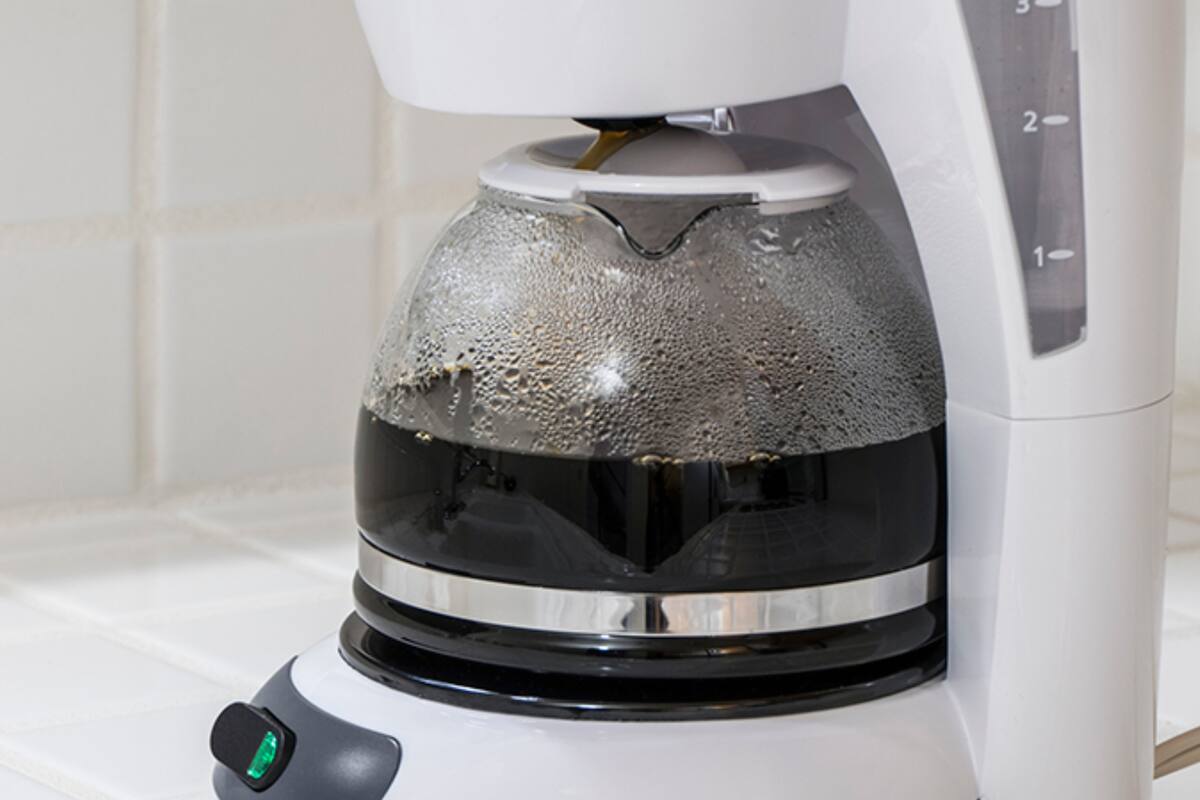 Compró una cafetera barata, la utilizó y el resultado se volvió viral en redes sociales