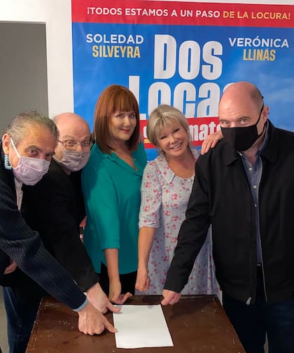 Compromiso de "dedos" en el contrato, entre Soledad Silveyra, Verónica Llinás, Manuel González Gil, Julio Gallo y Carlos Rottemberg por Dos locas de remate