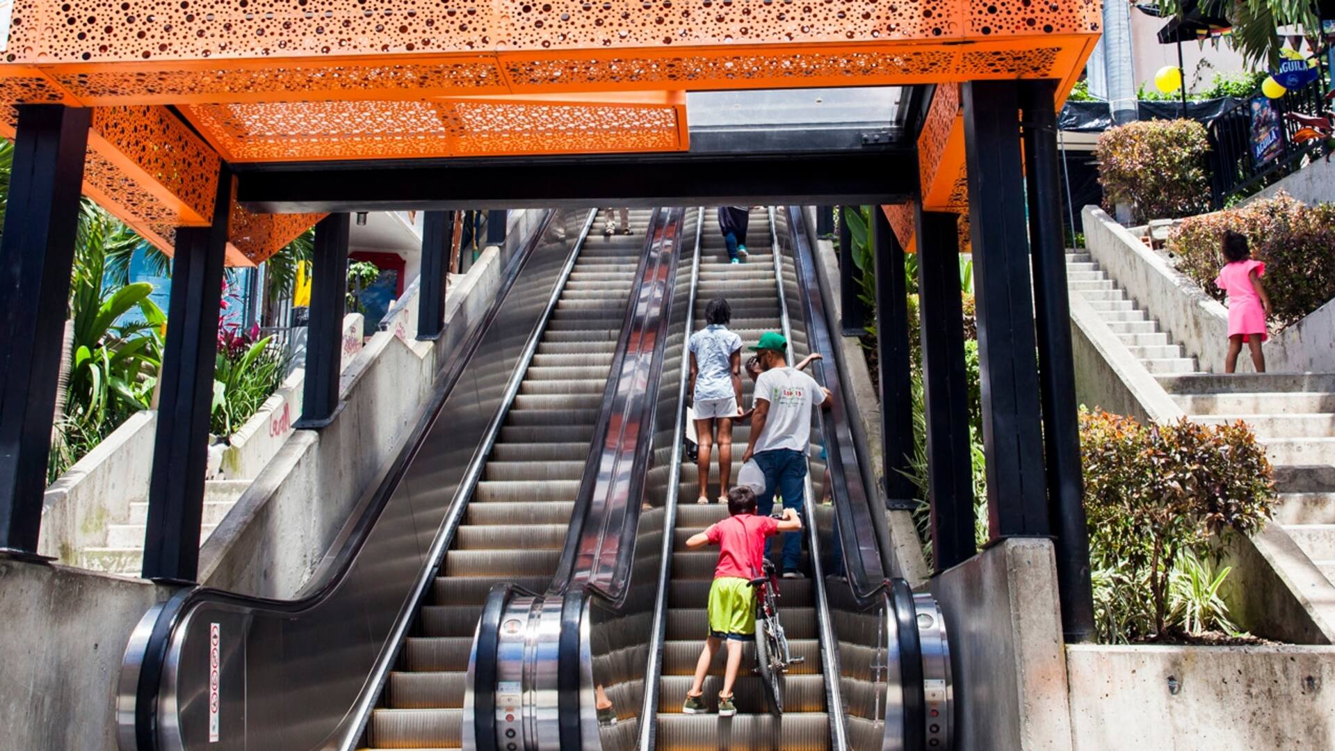 Las escaleras mecánicas fueron pensadas para que los habitantes subieran hacia las zonas altas de la Comuna 13, pero resultaron un atractivo turístico.