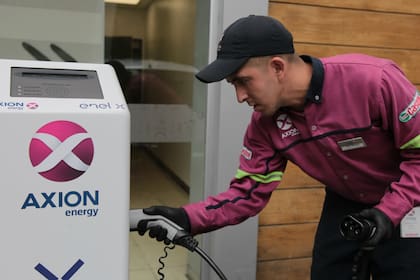 Axion se unió con Enel para que los vehículos eléctricos puedan cargar gratis su batería