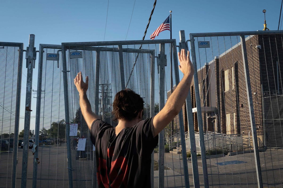 Comunidades latinas en Chicago, Illinois, viven con temor: padres que retiran a sus hijos de escuelas y feligreses atemorizados en iglesias