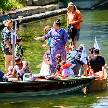 Comunidades nativas de la zona recorriendo el lago que investigan los arqueólogos