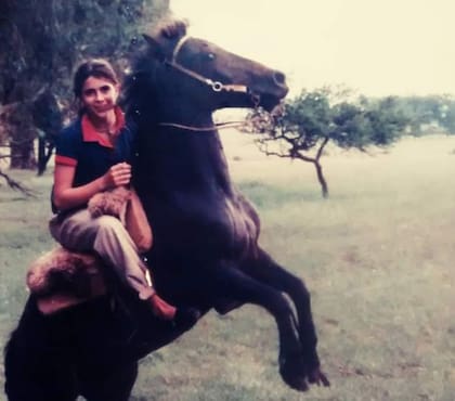 Con 13 años, María amansó el primer caballo