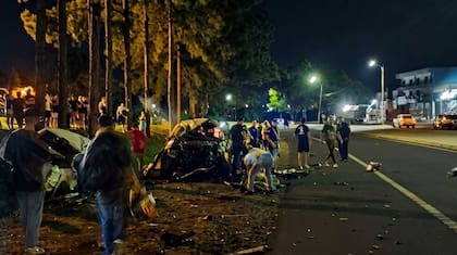 Con 14 años conducía una camioneta por la ruta hasta que chocó con un rodado estacionado: murieron él y un joven de 18.