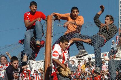 A los 16 años, y mientras se destacaba en las inferiores, Ábila (en el centro, arriba) era un fiel hincha de Instituto.