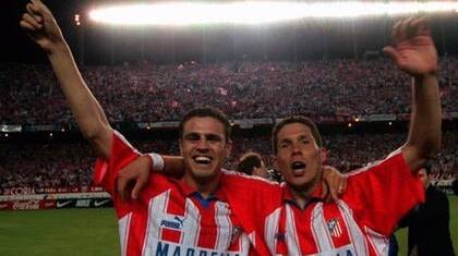 Con 18 años, Leonardo Biagini junto a Diego Simeone, protagonistas del "Doblete" -la hazaña de ganar la Liga y la Copa Nacional- en una misma temporada