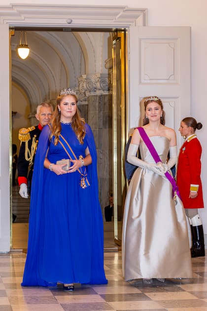 Con 19 años, Amalia, princesa de Orange es la primera en la línea de sucesión al trono de los Países Bajos y entró junto la princesa Elisabeth de Bélgica, de 21 años, duquesa de Brabante y primera en la línea de sucesion al trono belga. La hija de la reina Matilde lució la tiara Wolfers, con 200 diamantes, que también se puede lucir en forma de collar