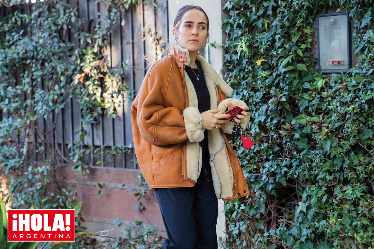 Con 19 años Ámbar, que es “un alma creativa”, según la define su mamá, va a estudiar una carrera nueva relacionada con el arte. Para viajar, eligió un pantalón jogger, suéter, borcegos y gamulán con piel sintética.