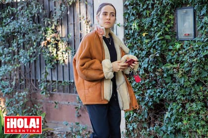 Con 19 años Ámbar, que es “un alma creativa”, según la define su mamá, va a estudiar una carrera nueva relacionada con el arte. Para viajar, eligió un pantalón jogger, suéter, borcegos y gamulán con piel sintética.