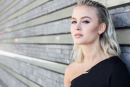 Con 21 años es una de las revelaciones del pop sueco que debutó en un concurso de TV