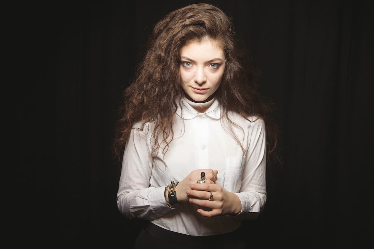 Con 21 años, la cantante neozelandesa, a quien David Bowie definió como “el futuro de la música” y que tocará en la Argentina, en noviembre, frente a fans que preparan su bienvenida, alza su voz contra el racismo y la superficialidad