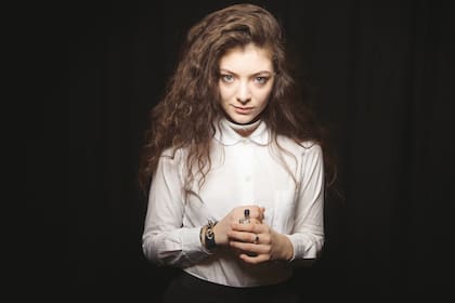 Con 21 años, la cantante neozelandesa, a quien David Bowie definió como “el futuro de la música” y que tocará en la Argentina, en noviembre, frente a fans que preparan su bienvenida, alza su voz contra el racismo y la superficialidad