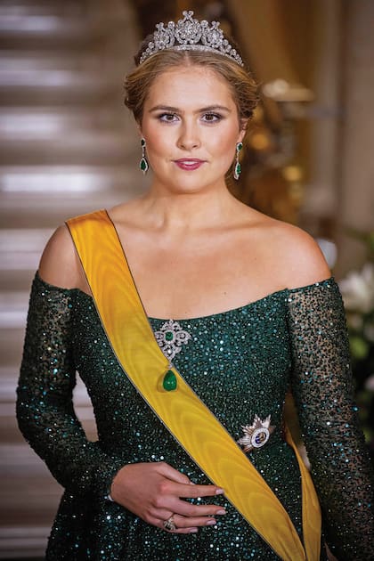Con 22 años, Amalia de los Países Bajos es habitué en muchas de las grandes citas internacionales de la realeza, como fue el año pasado la gala que ofrecieron los nuevos Grandes Duques de Luxemburgo. Llegó con un traje de Monique Lhuillier, que acompañó con colgantes de esmeralda y la espectacular tiara de la reina Emma, que data de 1890, y está confeccionada en oro y plata y decorada con diamantes