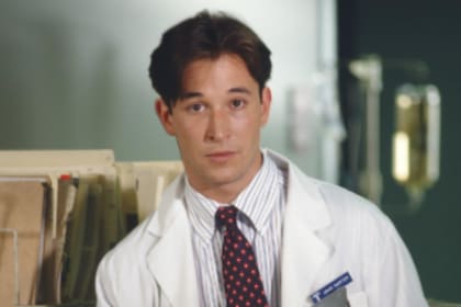Con 23 años, Noah Wyle se convirtió en protagonista de ER Emergencias y hoy, a los 54, brilla en la serie de médicos del momento