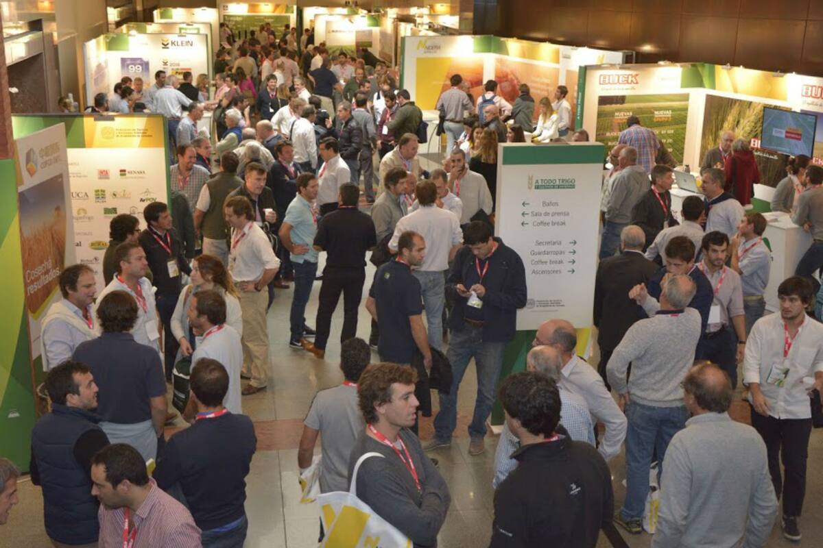 Con 24 expositores y gran público hoy culminará el congreso triguero