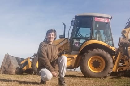 Con 33 años, Débora Bulleghini opera una de las retropala de la Red Vial en el partido de Bragado