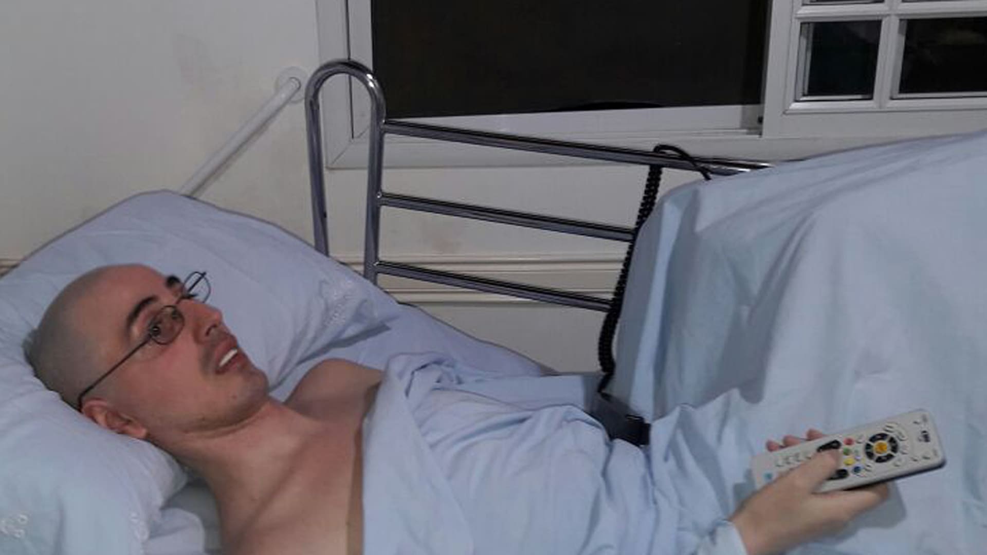 Con 33 años, esclerosis múltiple y postrado, Maxi pelea para que PAMI cubra su tratamiento