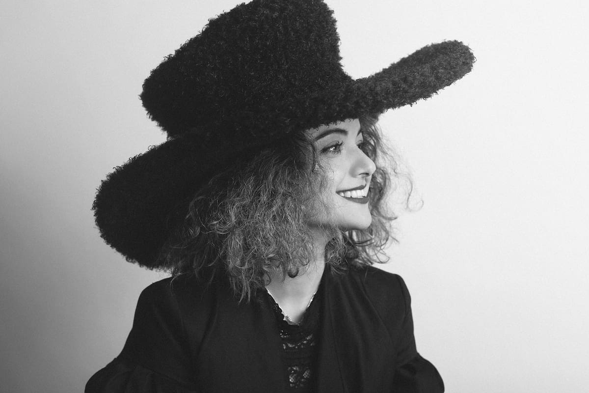 Con 33 años, participó de London Hat Week, ganó el premio Colbert y realiza diseños para Burberry.