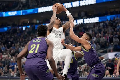 Con 35 puntos de Kyrie Irving, Mavericks doblegan 111-103 a Pelicans e hilan 3er triunfo