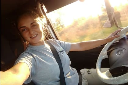 Con 37 años, la camionera Yanina Rodriguez dice que arriba del camión es feliz y que siempre será su forma de vida