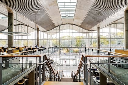 Con 38 mil metros cuadrados, el edificio tiene 400 cocheras, comedor para todo el personal, gimnasio y SUM