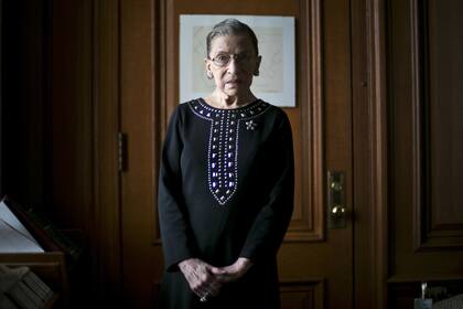 Ruth Bader Ginsburg tiene 86 años, integra la Corte Suprema de Estados Unidos y defiende los derechos de las mujeres y de las minorías. Es amada por las millennials. “Ellas están empujando nuevas fronteras y se dan cuenta de la importancia que ha tenido el trabajo de Ruth durante 40 años”, dice una