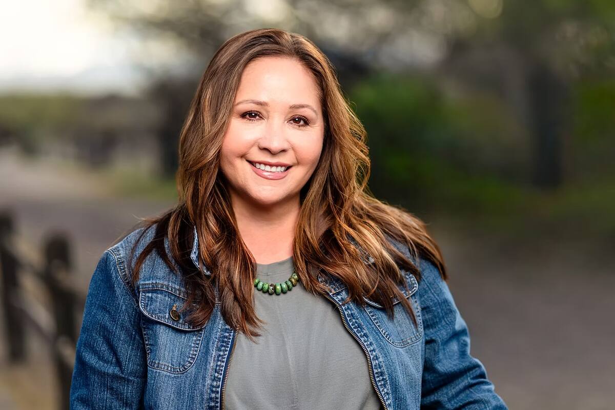 Con 54 años y experiencia en el Consejo de Supervisores del Condado de Pima y el Distrito Escolar Unificado de Tucson —cargos que también ocupó su padre—, Adelita busca continuar su legado, al destacar su propia lucha de más de dos décadas en la comunidad