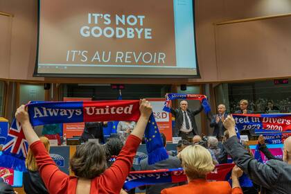 Con 621 votos a favor, 49 en contra y 13 abstenciones, el parlamento europeo dio su visto bueno a la salida de Gran Bretaña.