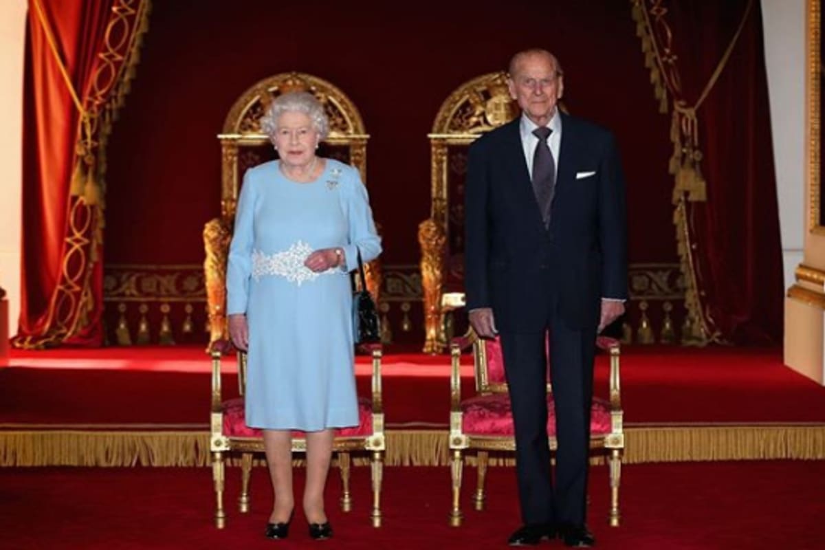 Con 94 años, la reina Isabel aislada con Felipe en el castillo de Windsor debe decidir qué hacer con los empleados de la casa real frente a la crisis por la pandemia