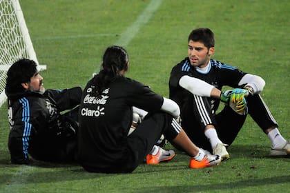 Sudáfrica 2010..., Maradona conversa con sus arqueros, Andújar y Sergio Romero, el titular